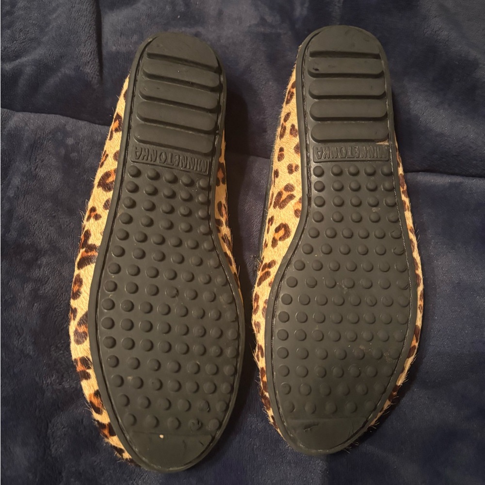 Minnetonka Leopard-Print Moccasins in Tan and Black, size 7 - Picture 3 of 3